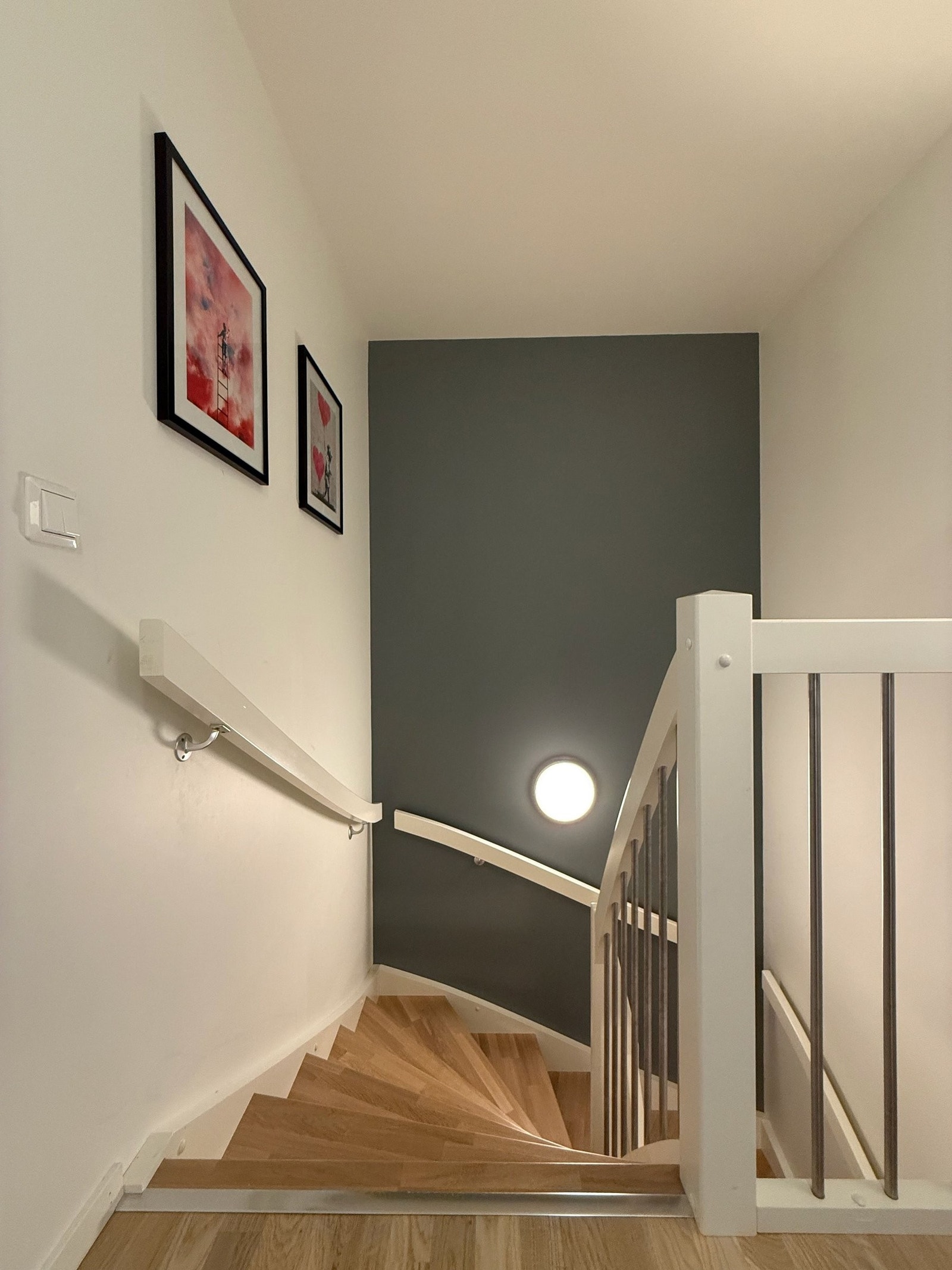 Lys og trivelig trappegang med solid heltretrapp. Galleribilde