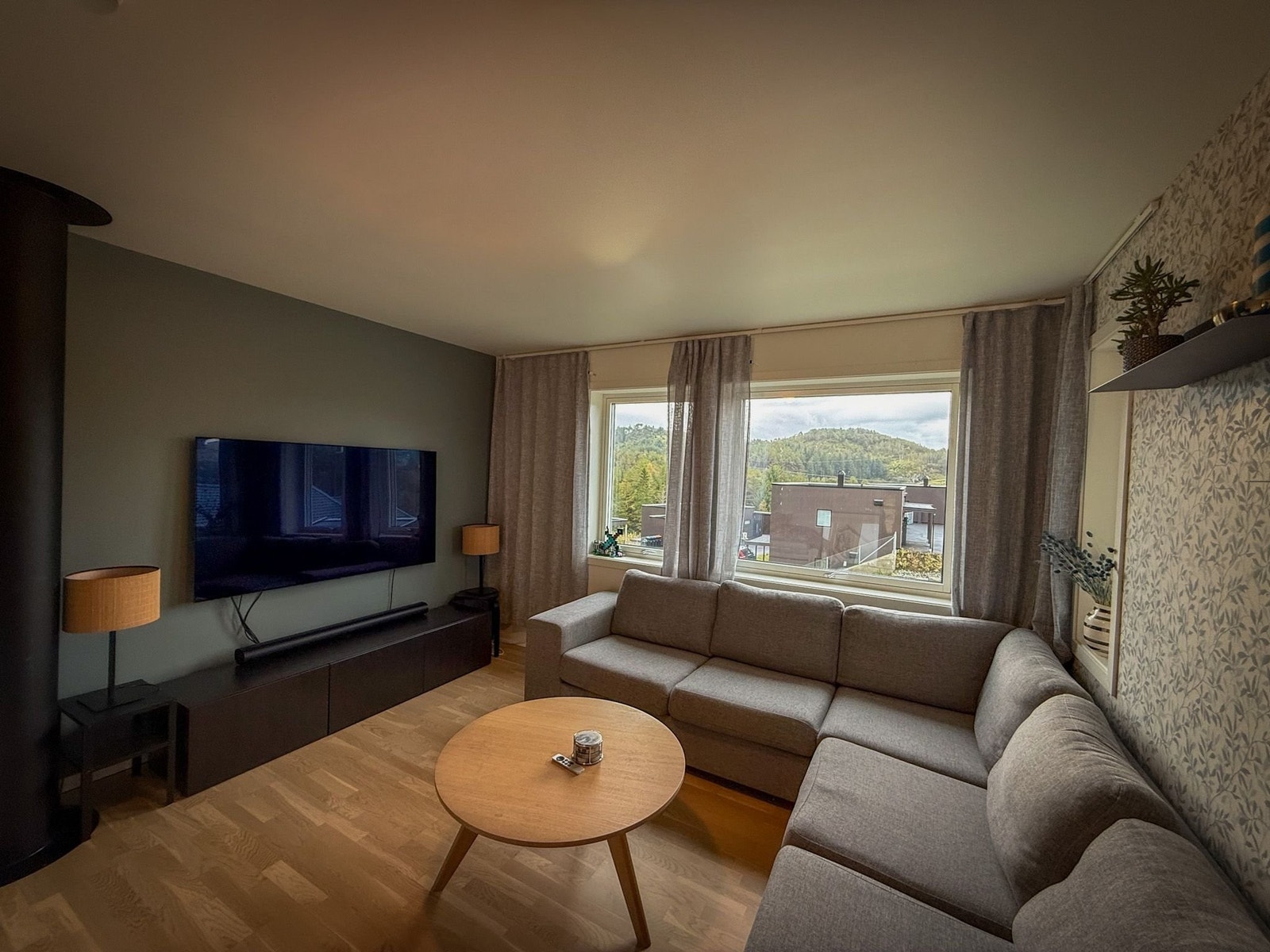 Lyst og innbydende rom i 2. etasje som kan brukes som både stove eller soverom. Galleribilde