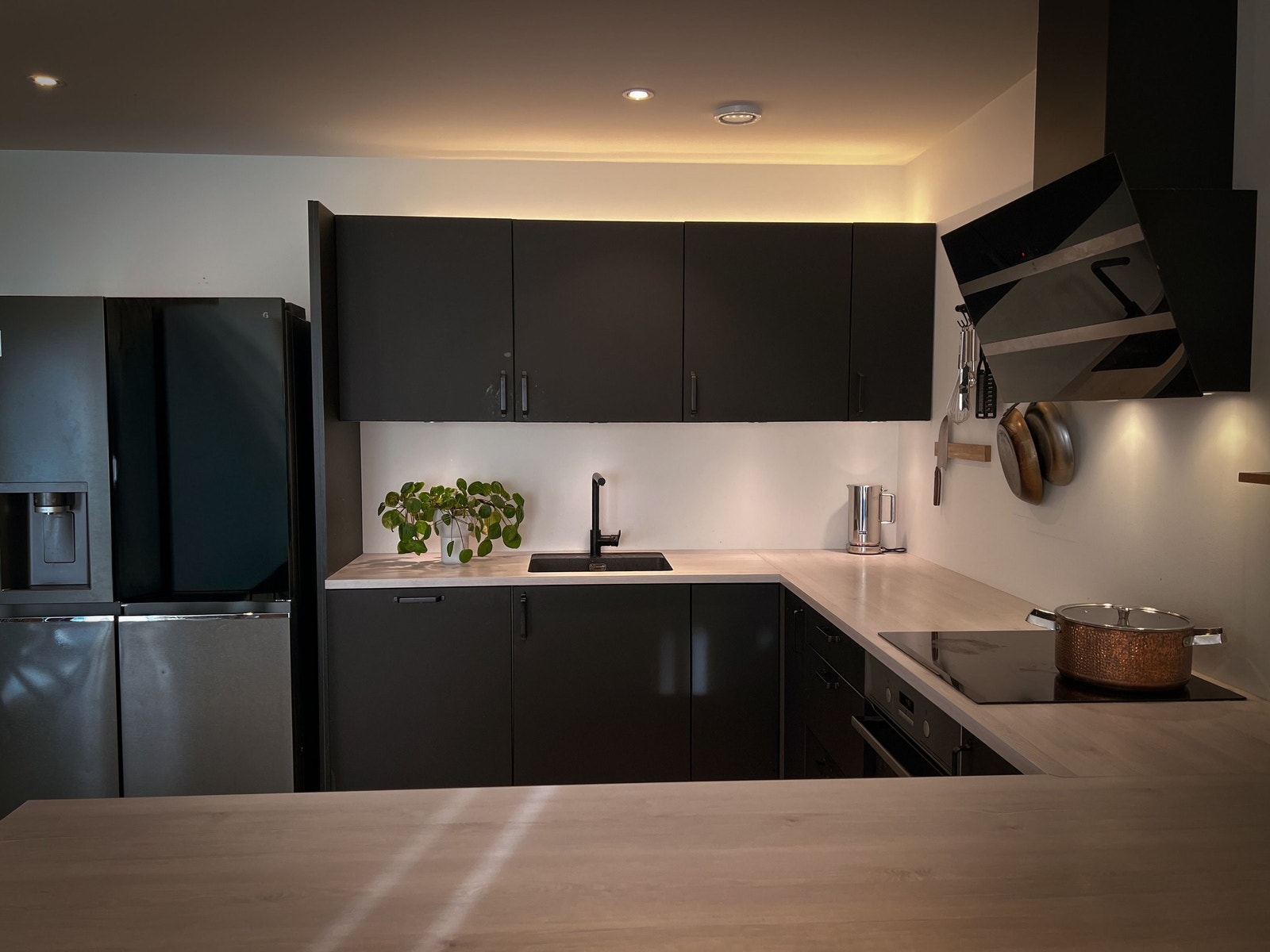 Lekkert og påkostet kjøkken med dobbelt kjøleskap i premium utførelse, samt stor og funksjonell disk som gir rikelig arbeids- og serveringsplass. Galleribilde