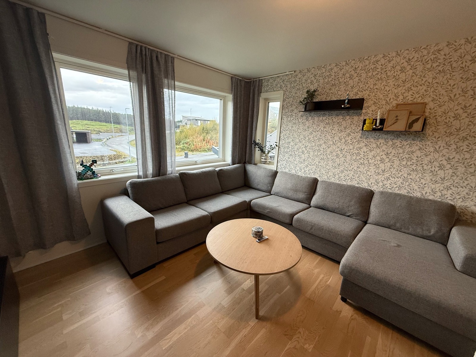 Lyst og innbydende rom i 2. etasje som kan brukes som både stue eller soverom. Galleribilde