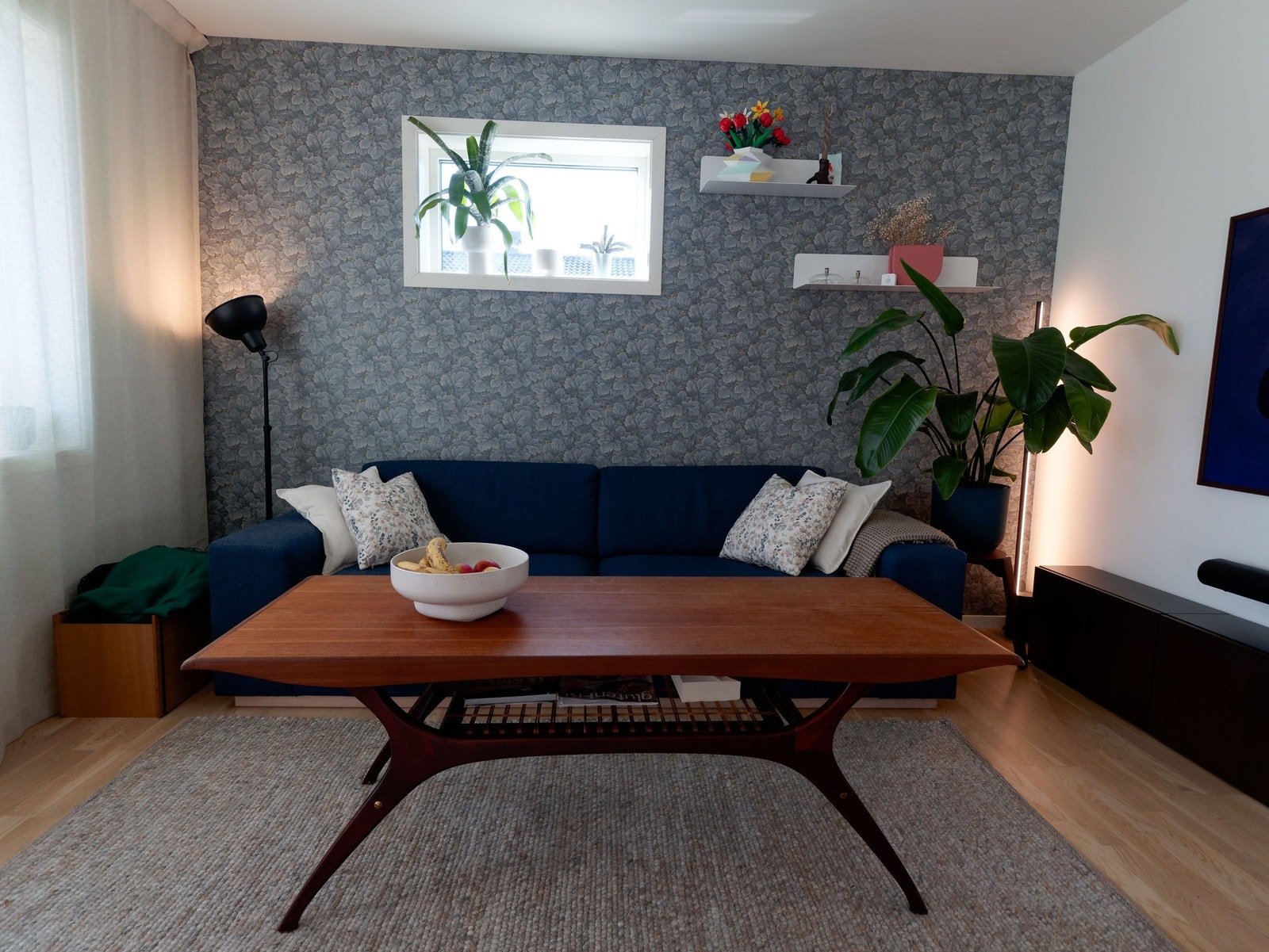 Stue med helgipsede vegger og listefri utførelse som gir et rent og moderne uttrykk. Galleribilde