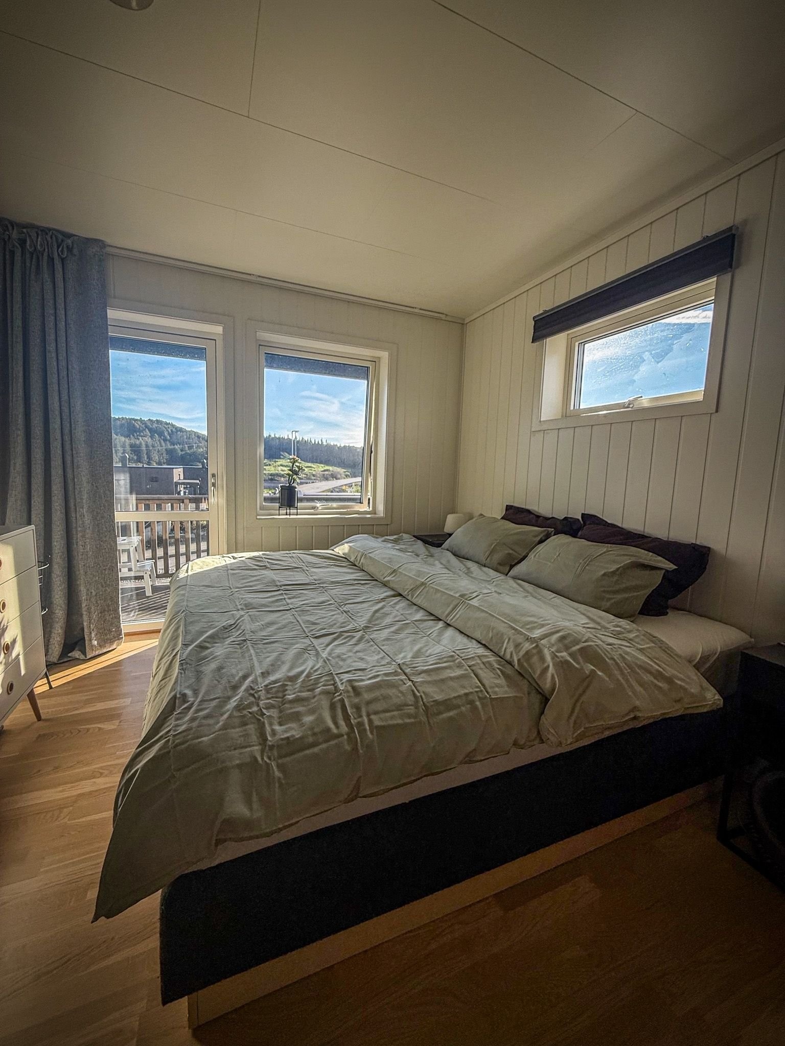 Pent hovedsoverom med god plass til dobbeltseng og egen balkong. Galleribilde