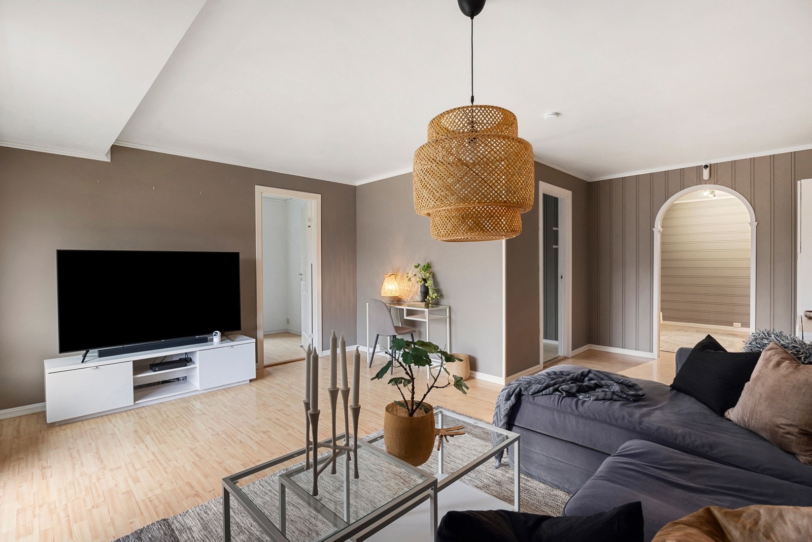 Rommet har god plass til sofagruppe og TV-løsning. Galleribilde