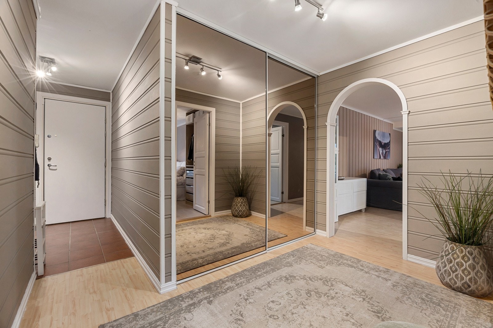 Innbydene entrè med god oppbevaringsplass. Galleribilde