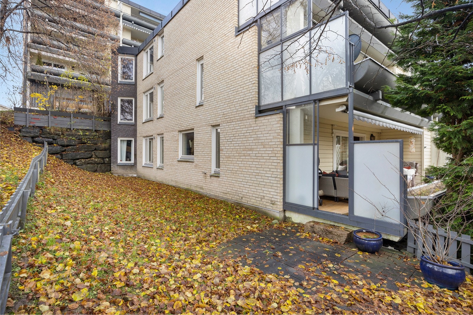 Fasade med skjermet uteplass og hage Galleribilde