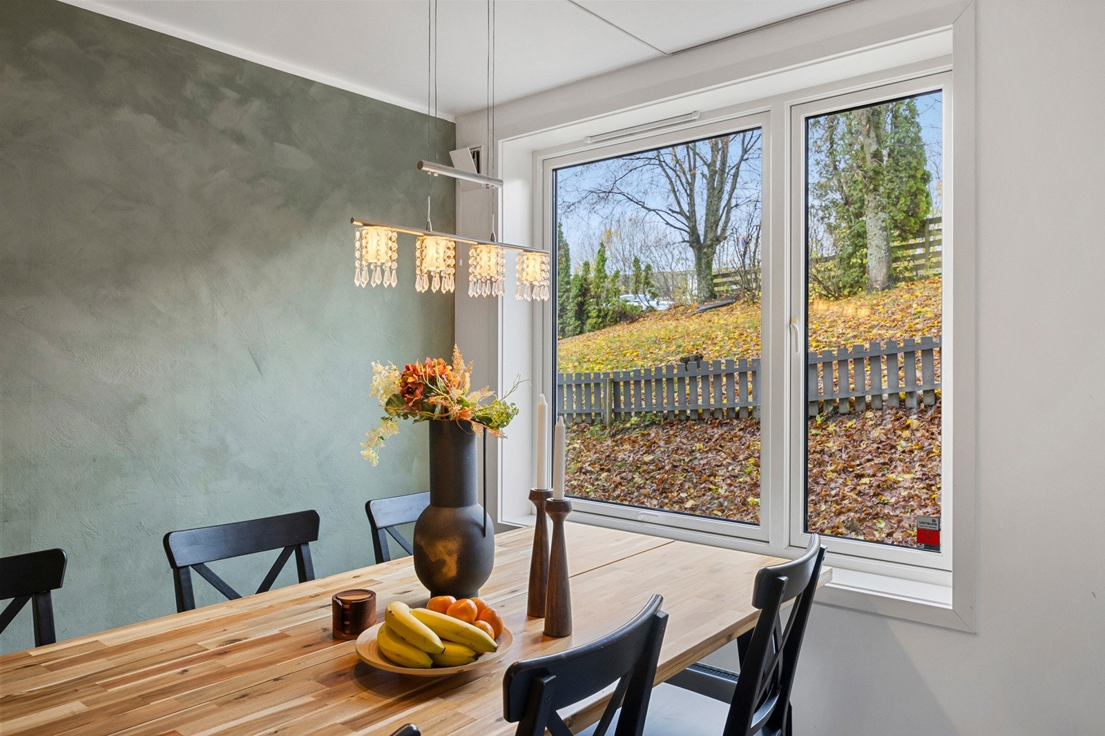 Spisestuen får rikelig med naturlig lys. Galleribilde