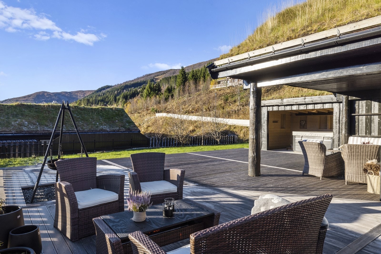 Del av uteområde med terrasse og plenareal Galleribilde