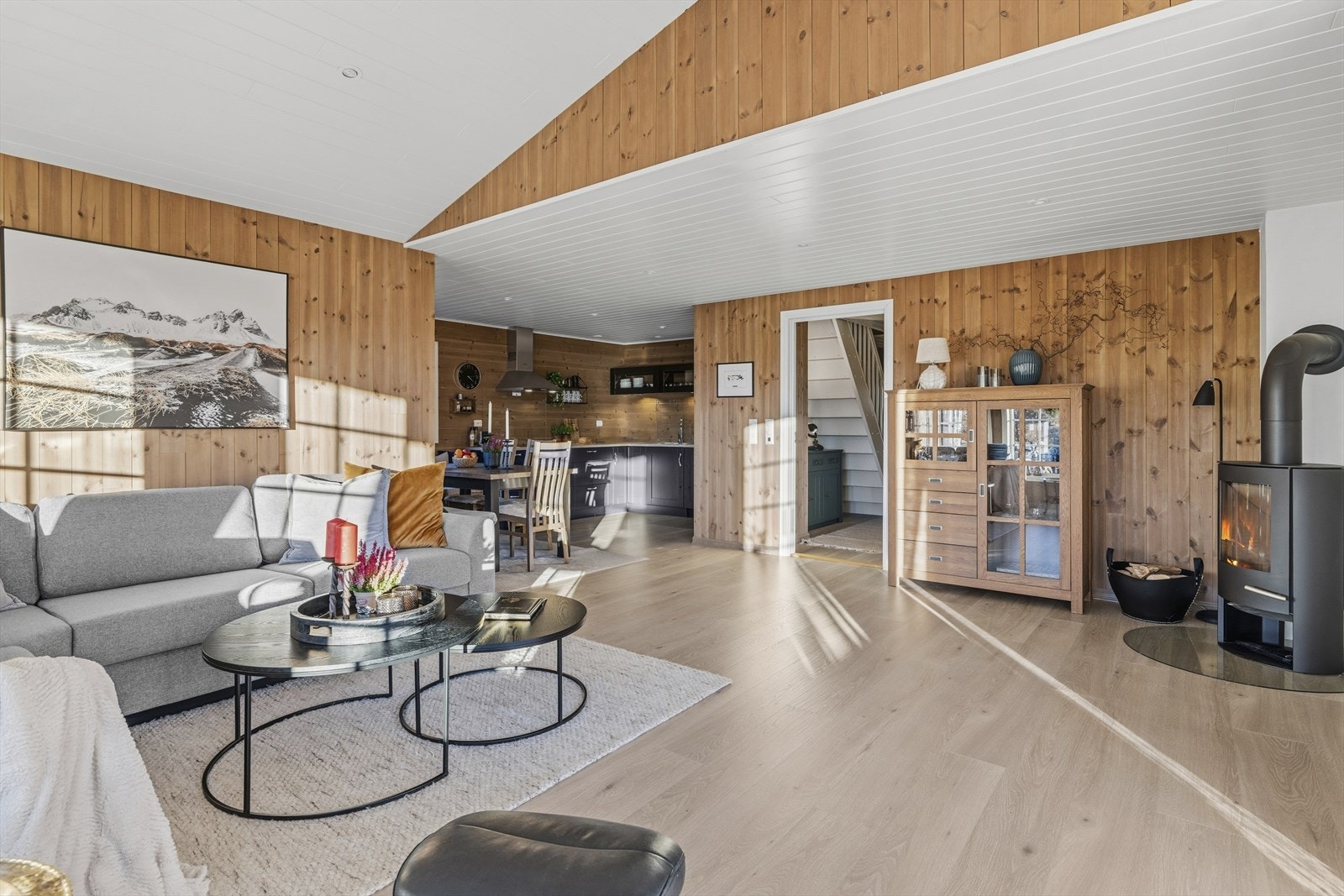 Inne i stue med ekstra takhøgde Galleribilde