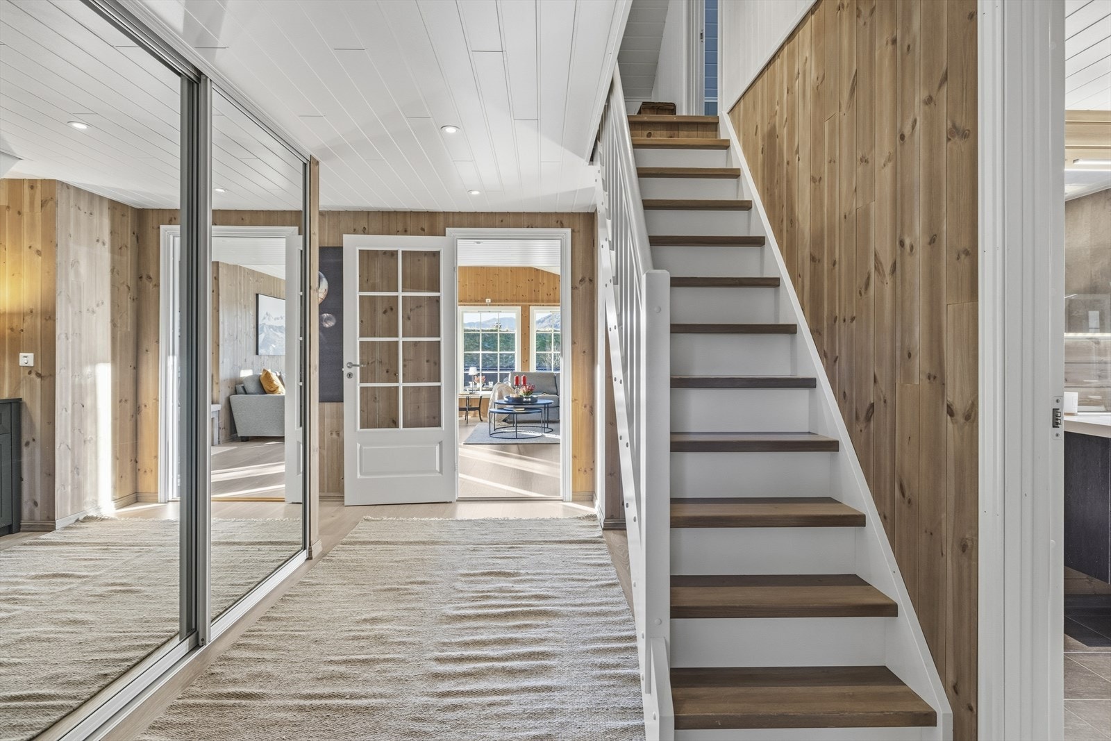 Skyvedørsgarderobe på gang med stue i bakgrunnen. Trapp til 2.etg. Galleribilde