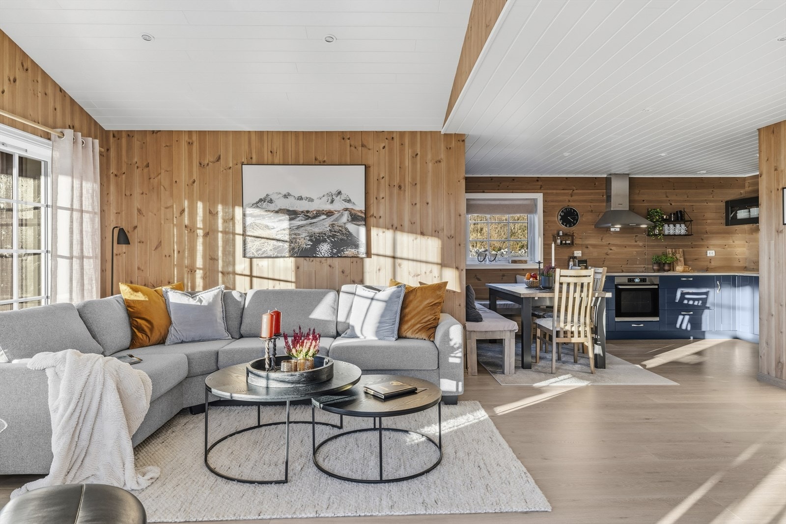 Stue mot kjøkken Galleribilde