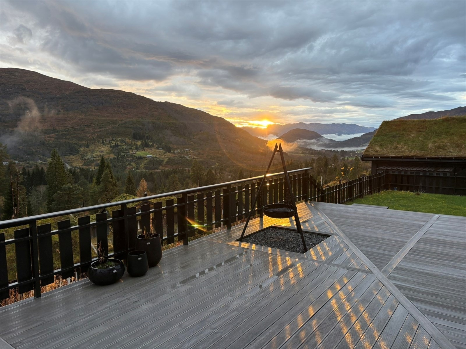 Fri og nydelig utsikt nedover dalen. Gode solforhold Galleribilde