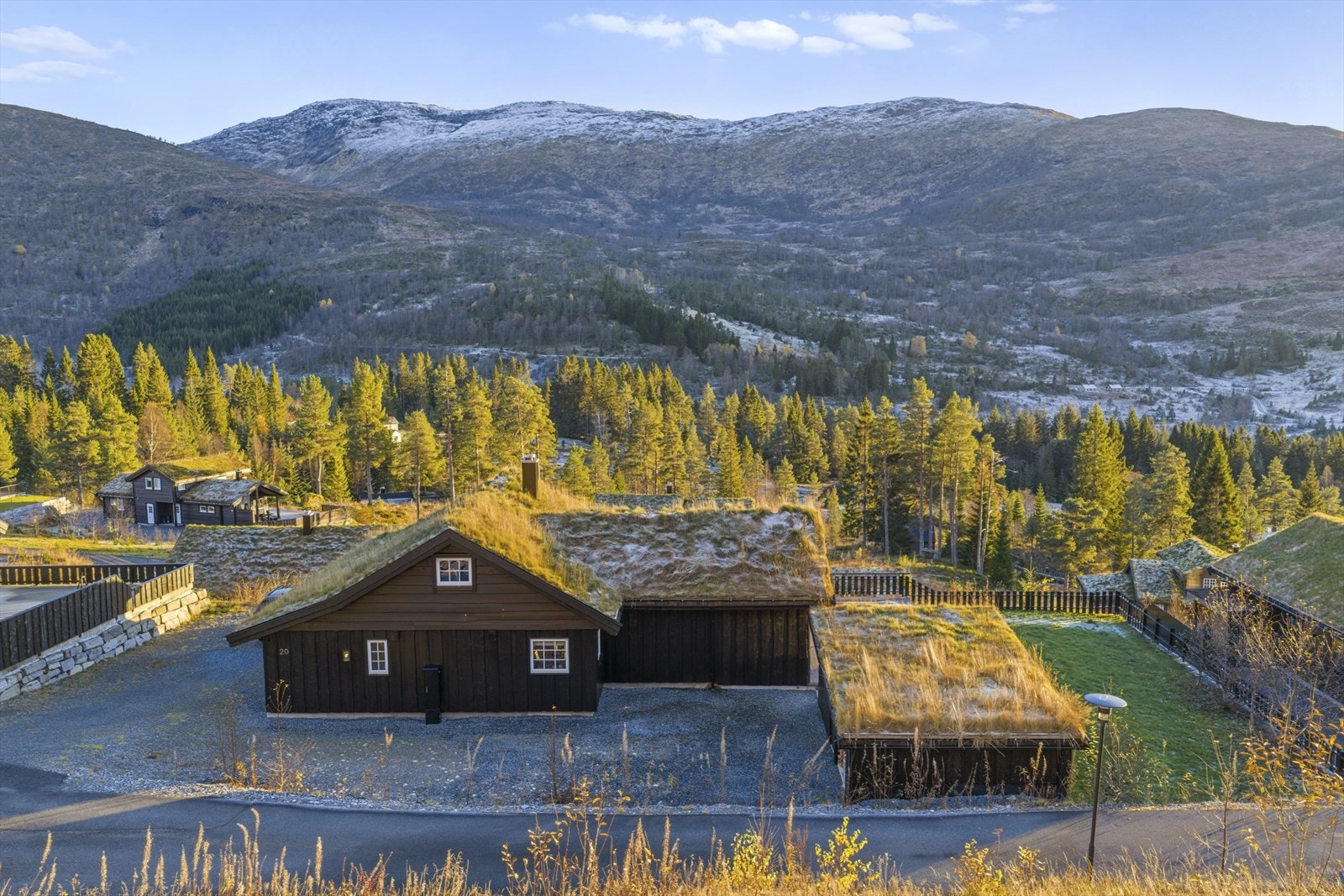 Stor og romslig parkeringsplass bak og på sidan av hytta Galleribilde