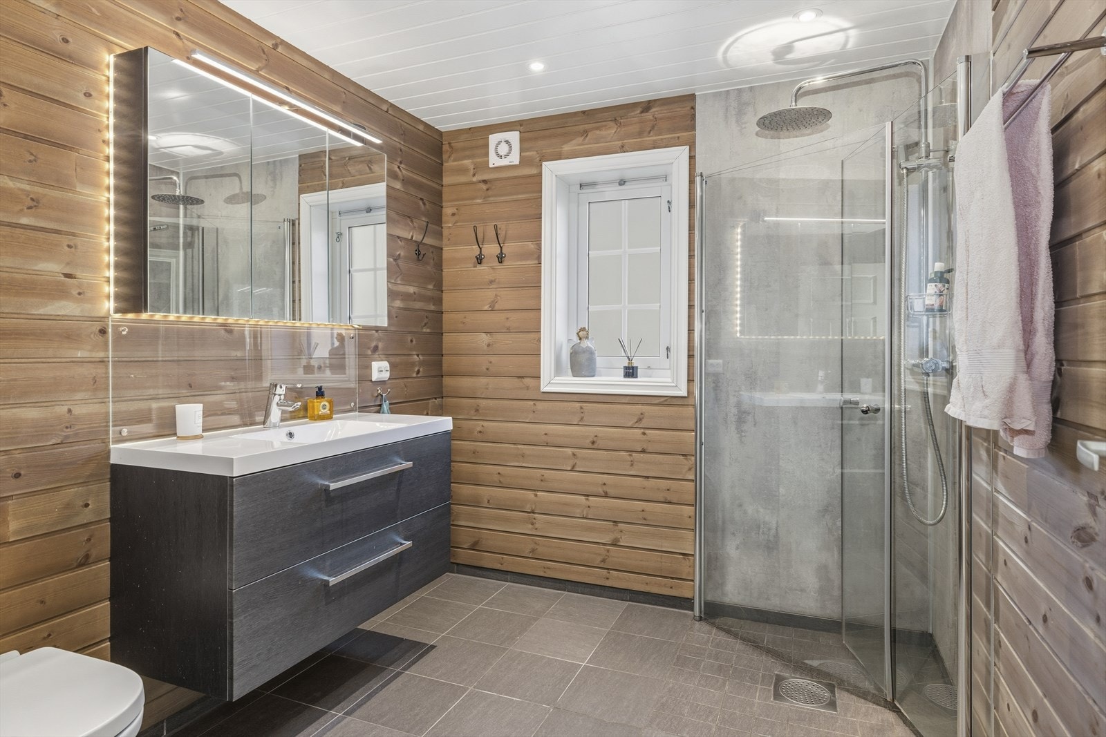 Baderom med dusjhjørne Galleribilde