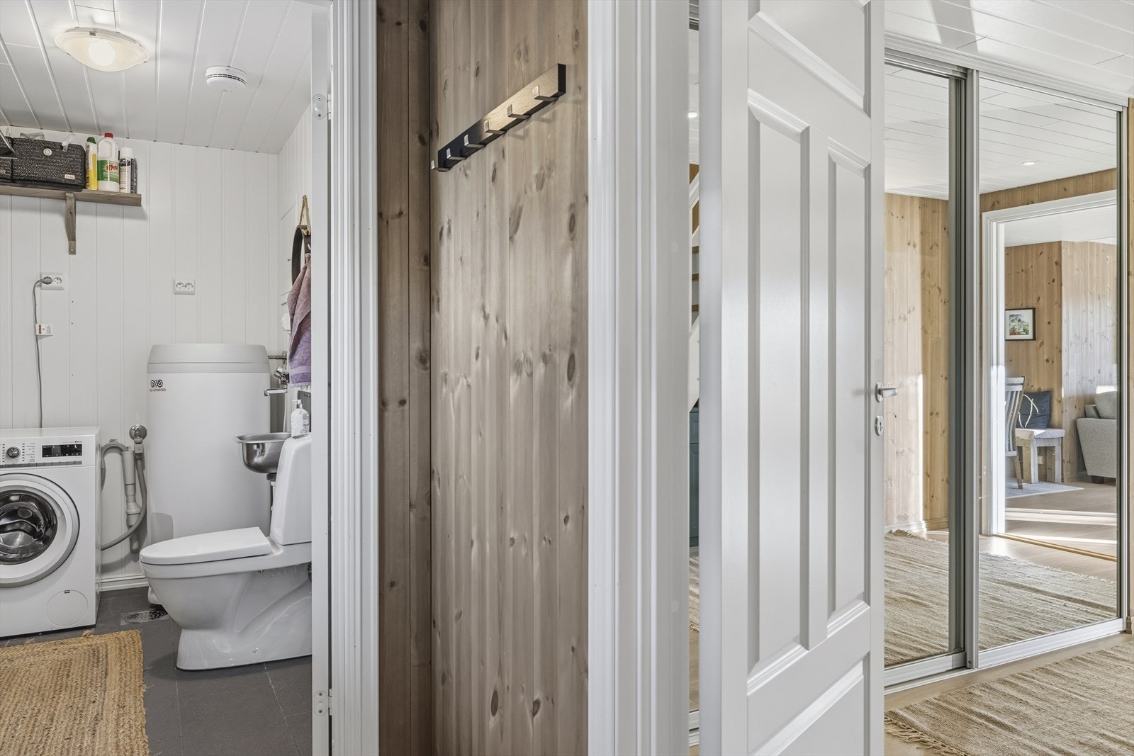 Entrè mot vaskerom og gang inn mot høgre Galleribilde