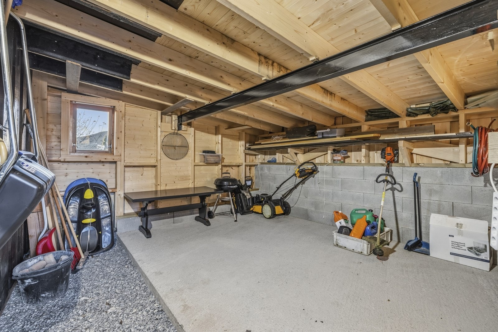 Praktisk bodareal i tilknytning til overbygd areal som boblebad er inne i Galleribilde