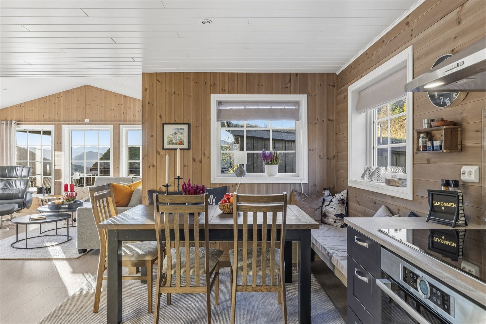 Spisebord ved kjøkkenet Galleribilde