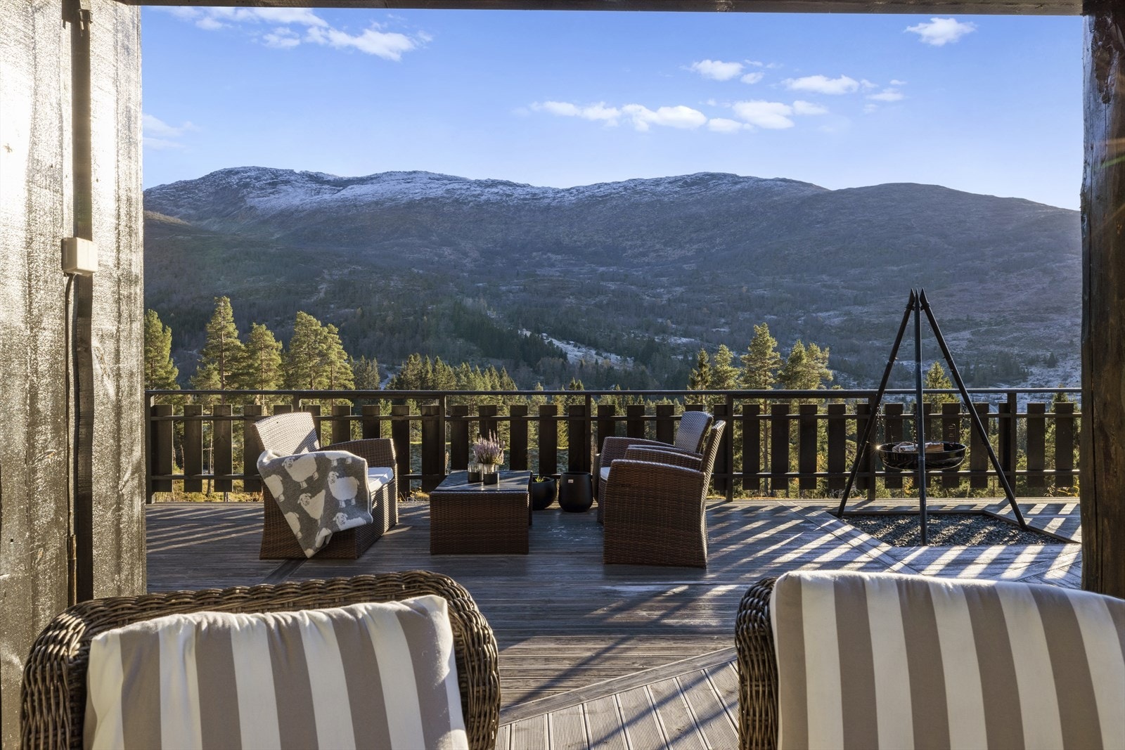 Stor terrasse med ulike sittegrupper Galleribilde