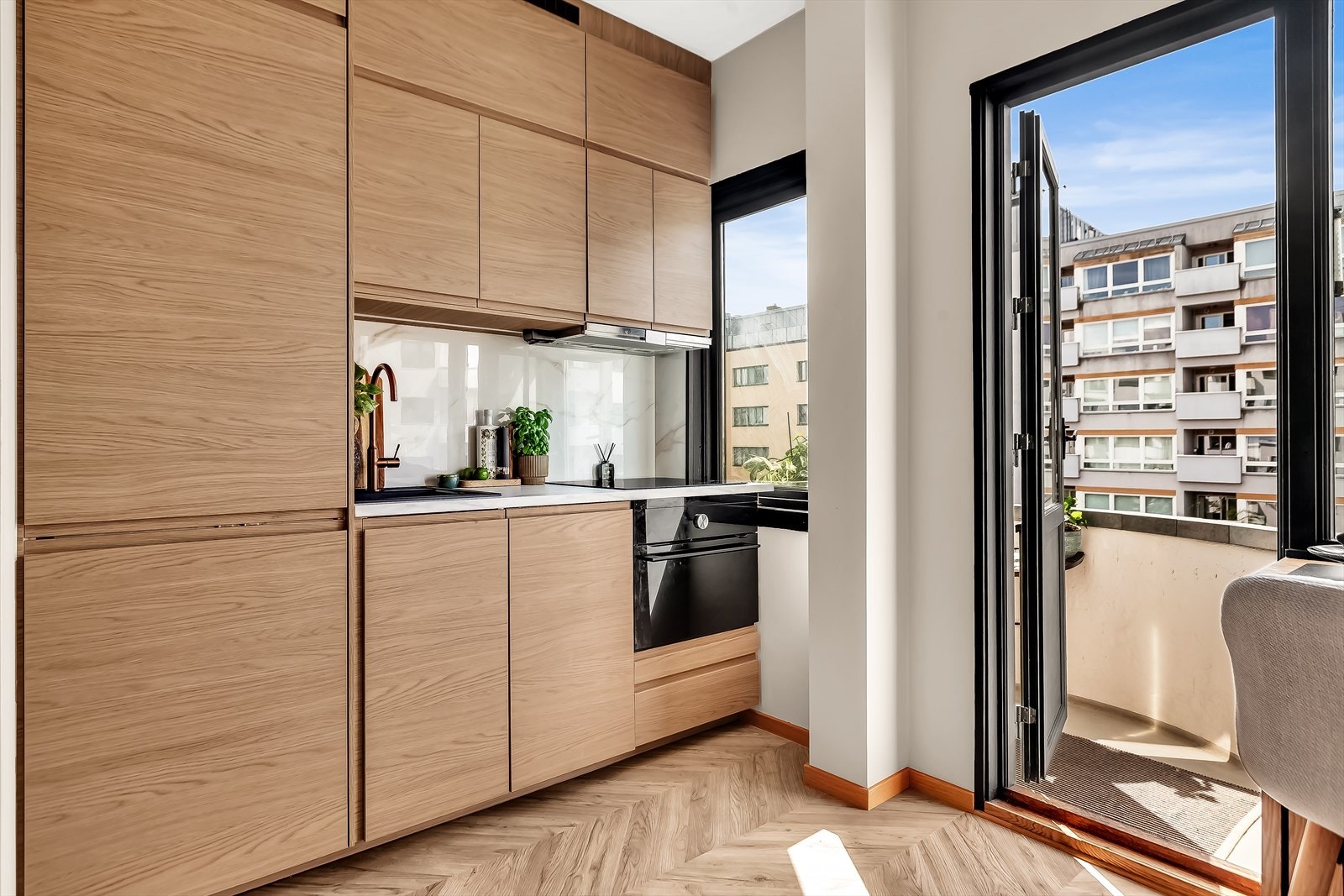 Kjøleskap og komfyr er plassert under benk, mens platetoppen er nedfelt. Galleribilde