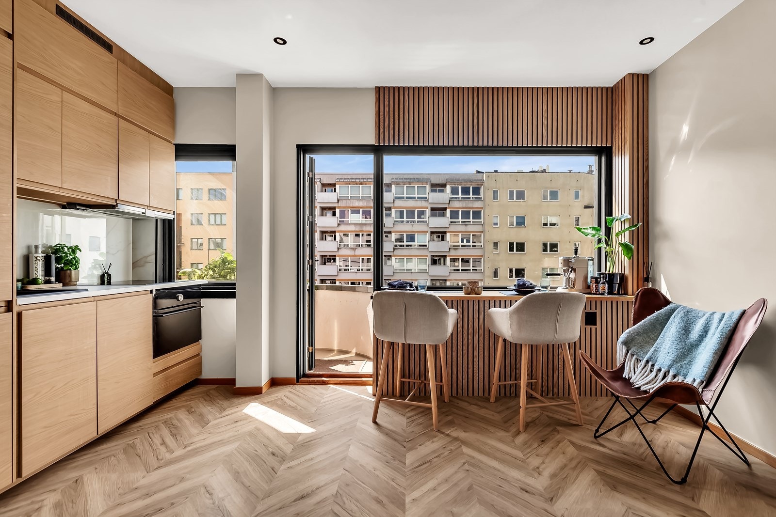 Lys og stilren leilighet som ble oppgradert i 2024 med nytt gulv, nymalte flater og moderne kjøkken. Badet ble renovert i 2019 og oppgradert i 2024 - alt fremstår helhetlig og klart for innflytting. Galleribilde