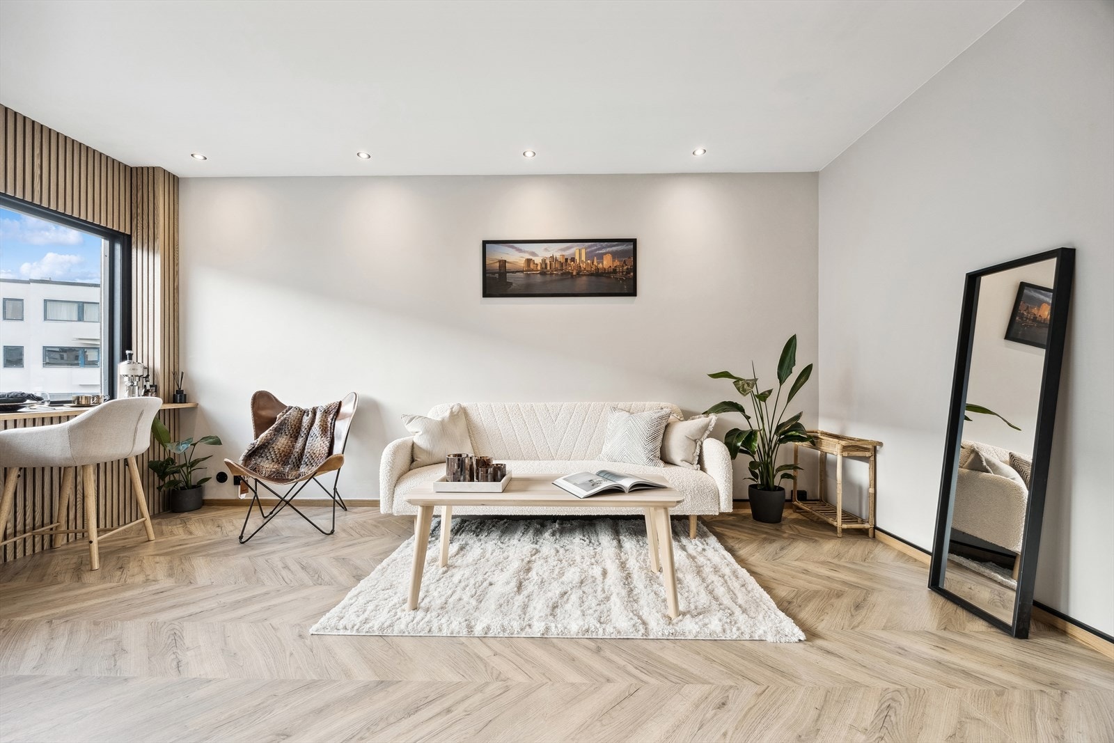 I 2024 ble det lagt nytt, stilrent laminatgulv, og veggene ble malt i delikate og moderne fargetoner - et flott utgangspunkt for å sette ditt personlige preg. Galleribilde