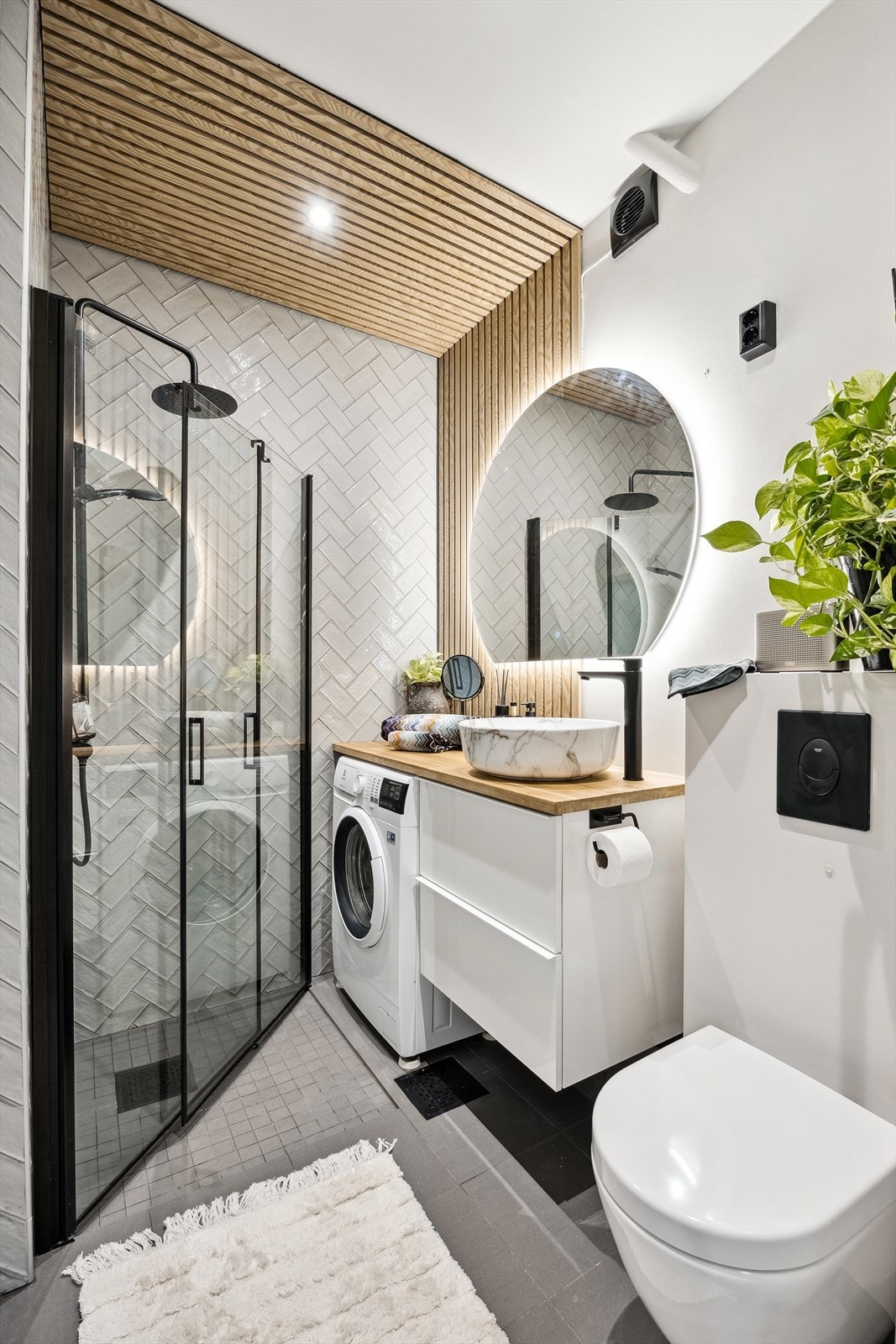 Lekkert og flislagt baderom med gulvvarme, pusset opp i 2019. Galleribilde