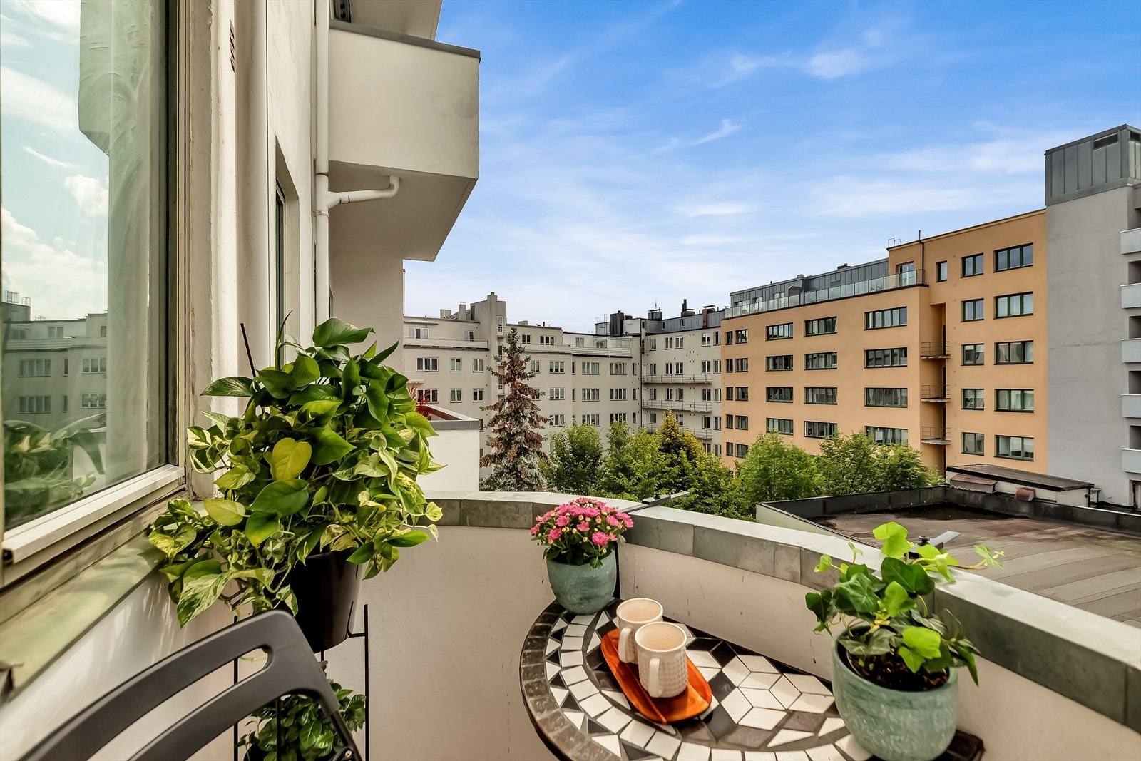 Fra stuen er det utgang til en sydvestvendt balkong med sol fra formiddag til kveld - et lunt uteområde som gir en ekstra dimensjon til hjemmet. Galleribilde