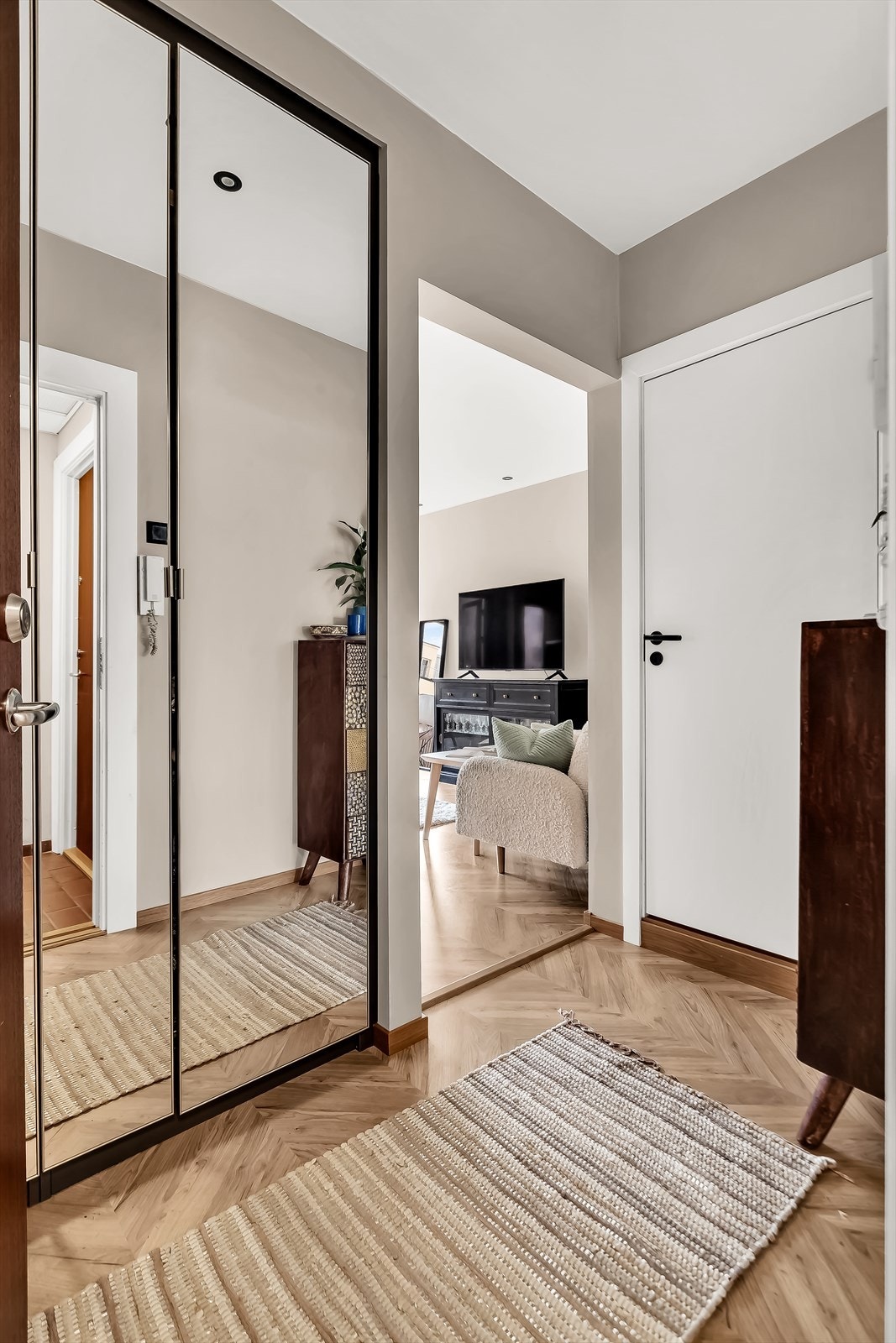 Garderoben i gangen er utvidet og oppgradert med en moderne og funksjonell IKEA Pax-løsning. Galleribilde