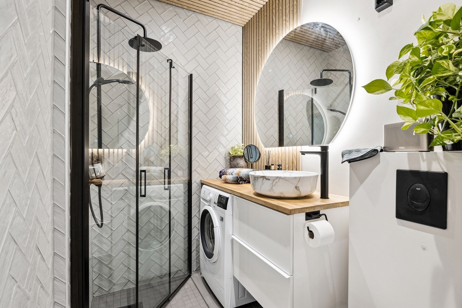 Rommet er innredet med vegghengt servantskap med skuffer og ovenpåliggende servant med ett-greps armatur. Galleribilde