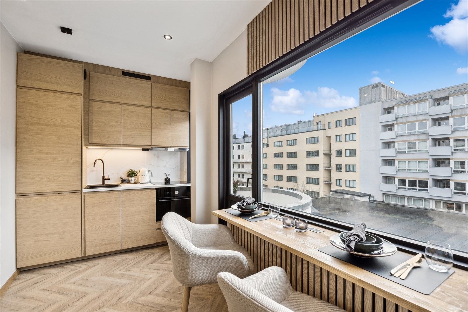 Kjøkkenet fra 2024 har integrert oppvaskmaskin og smarte løsninger med god lagringsplass. Galleribilde