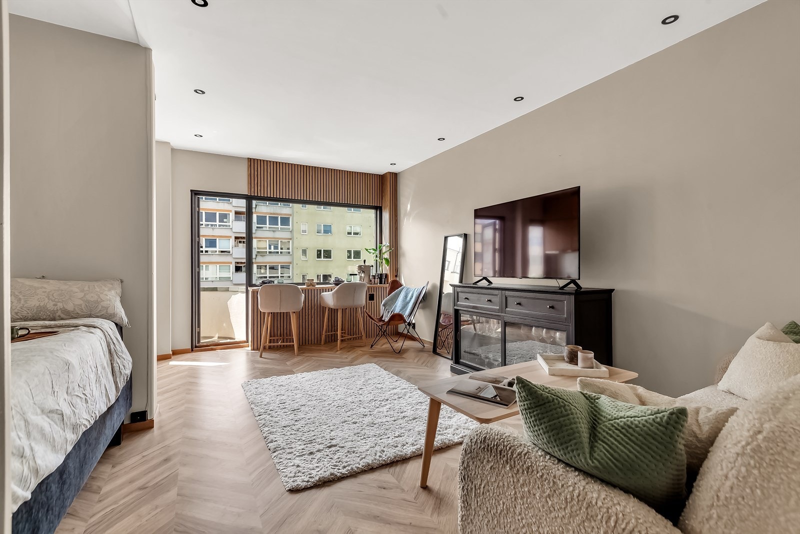 Åpen og smart planløsning med fleksible møbleringsmuligheter - perfekt balansert mellom komfort, stil og funksjon. Galleribilde