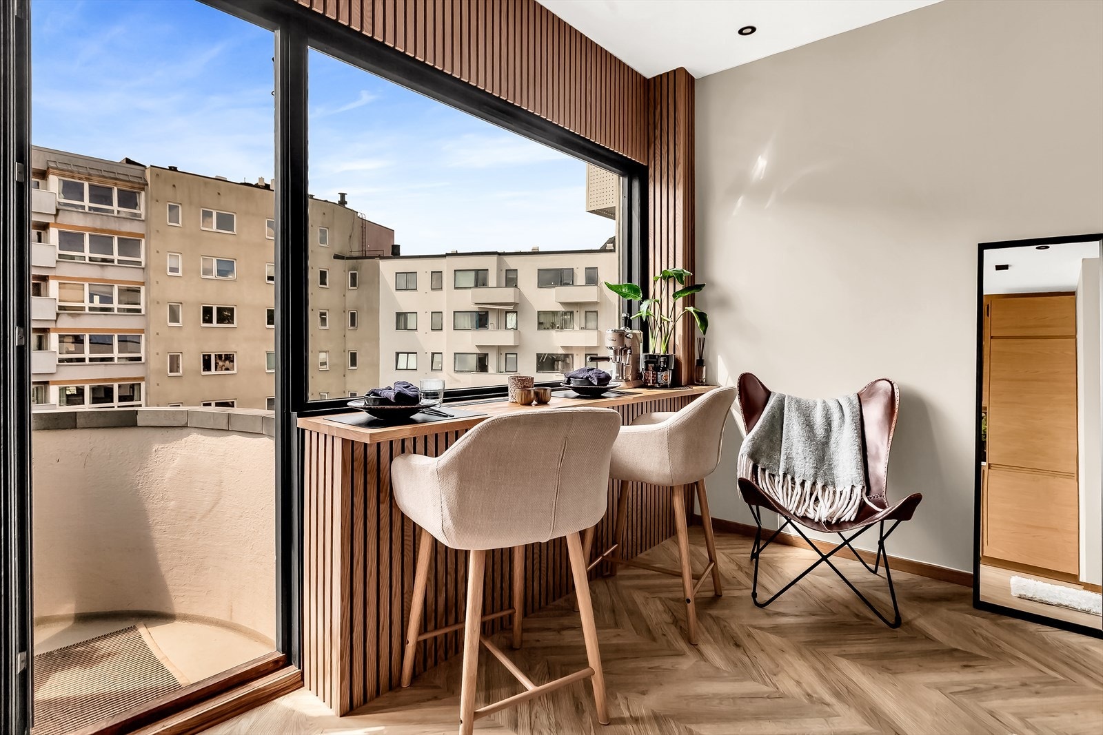 Spiseplassen er spesialtilpasset med et smalt, plassbygget bord og skjult radiator bak spiler - en stilren og smart løsning som frigjør verdifull gulvplass. Galleribilde