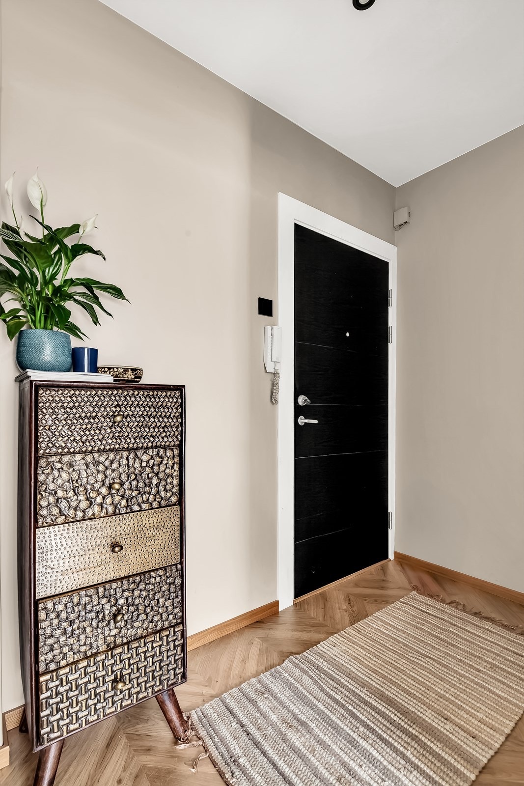 Leiligheten har en innbydende entré som gir et godt førsteinntrykk. Galleribilde