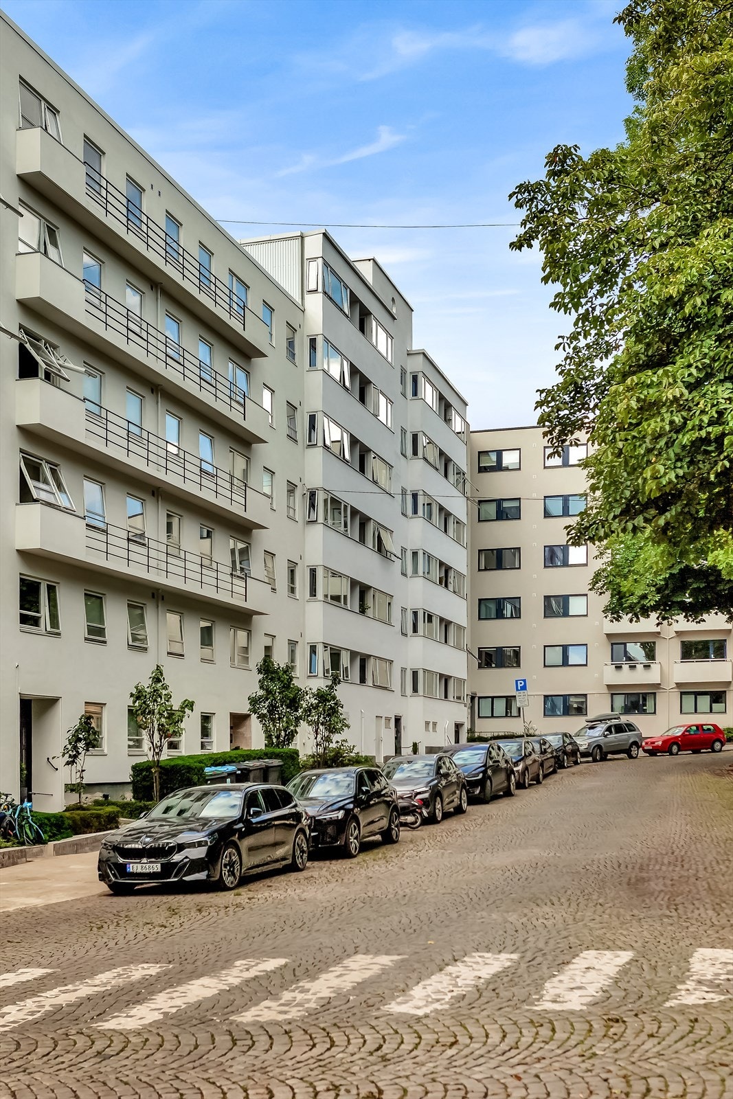 Mulighet for gateparkering etter gjeldende bestemmelser, samt elbillading i området. Betaling via app eller automat. Galleribilde