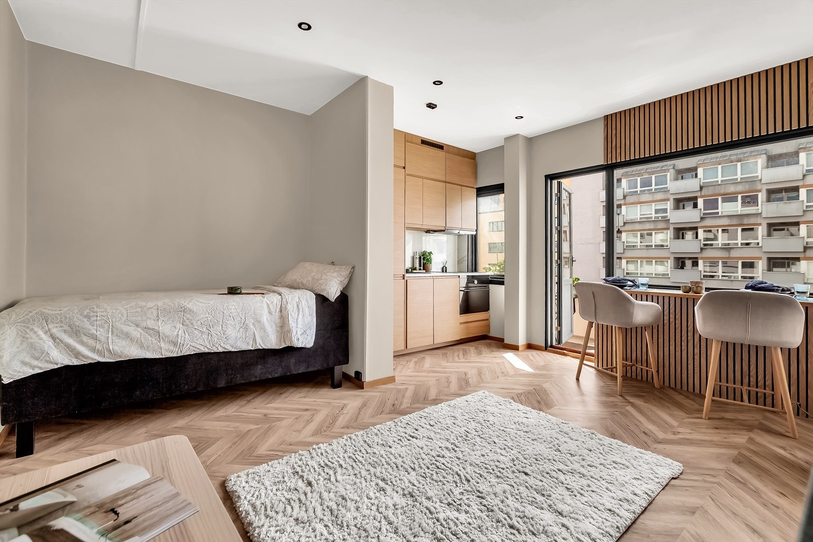 Leiligheten har en gjennomtenkt planløsning som inkluderer en skjermet og praktisk plass, ideell som alkove for seng. Galleribilde