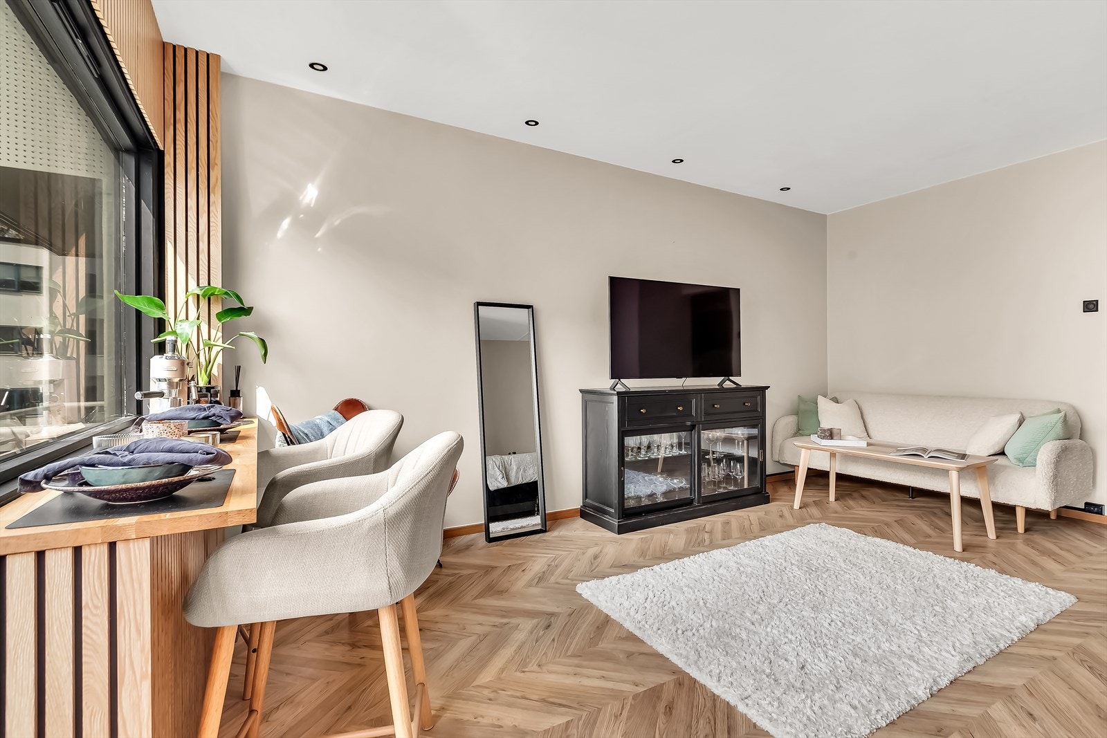 Stuen er også utstyrt med moderne downlights som gir behagelig og fleksibel belysning. Galleribilde