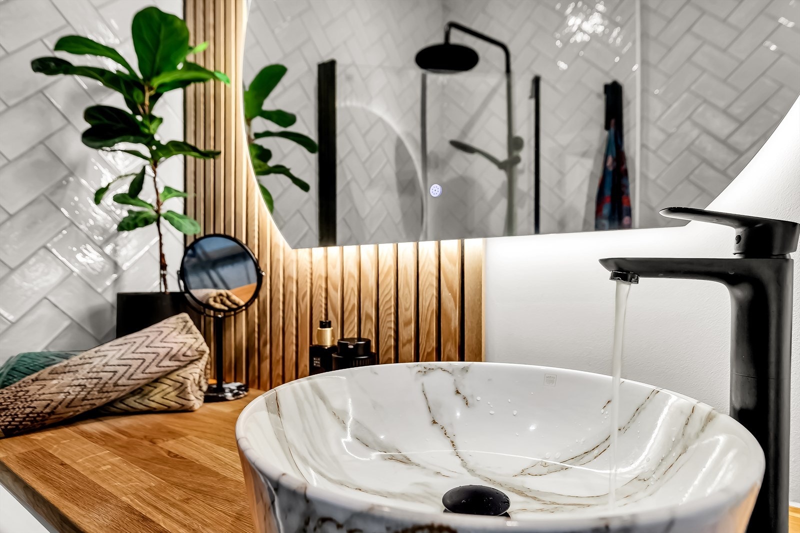 Over servanten er det speil med integrert belysning og stikkontakt. Galleribilde