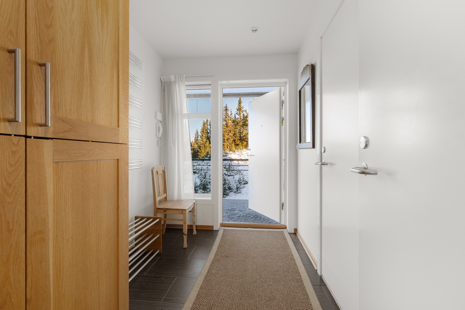 Leiligheten har adkomst via trapper eller heis, og utvendig svalgang. Garderobeskap med profilerte trefronter gir godt med plass til ytterklær og tilbehør. Galleribilde