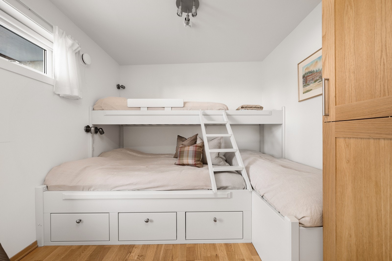 De to andre rommene har køyesenger, hvor det ene rommet har plassbygget familiekøye med skuffer under sengen. Galleribilde