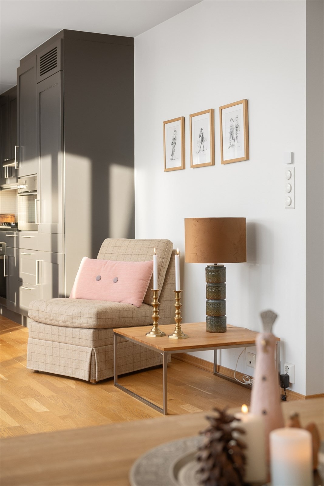 Stuen er enkel å møblere. Her kan man synke ned i godstolen og nyte majestetisk utsikt! Galleribilde