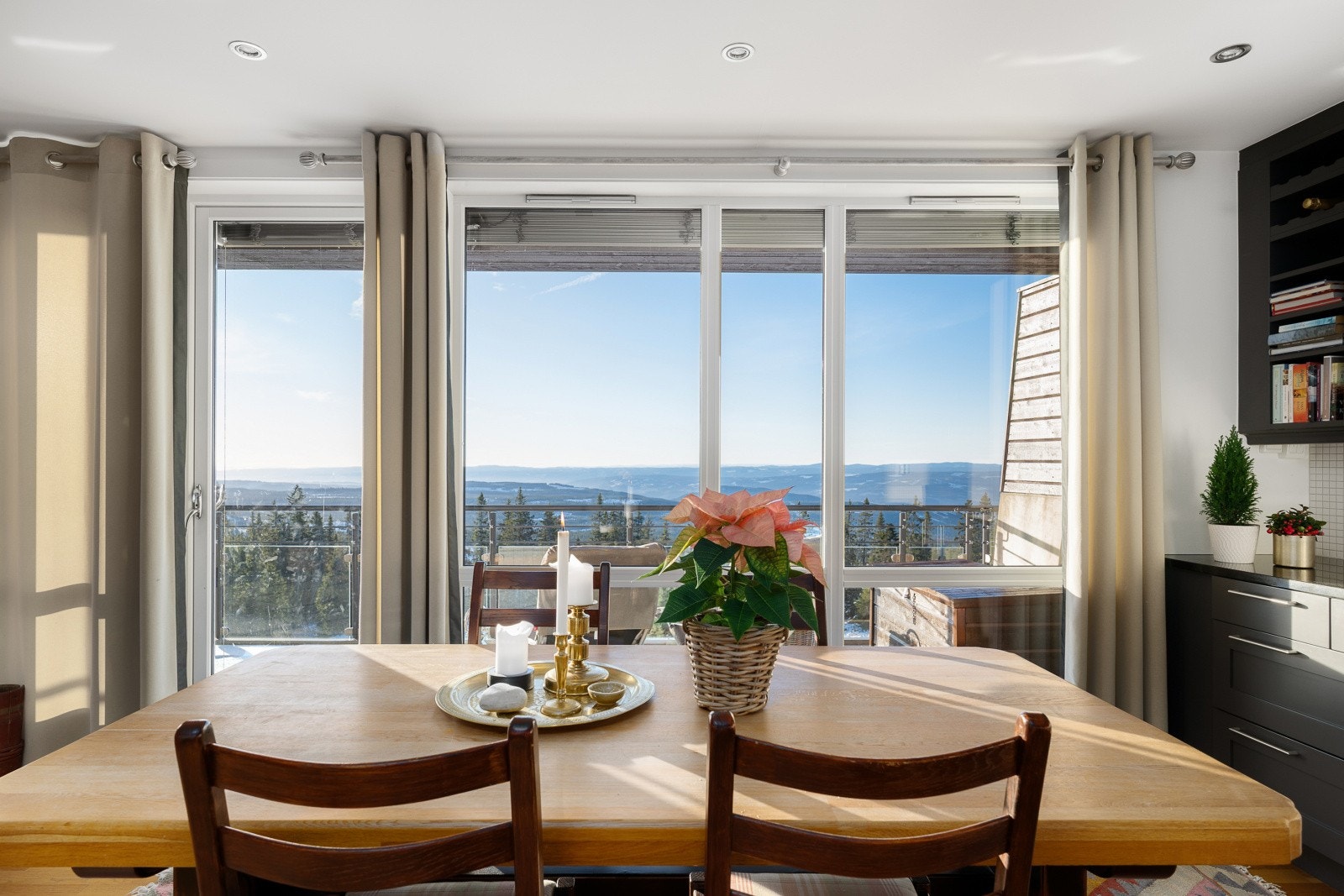 Her kan man nyte både god mat og nydelig utsikt i skjønn harmoni. Galleribilde