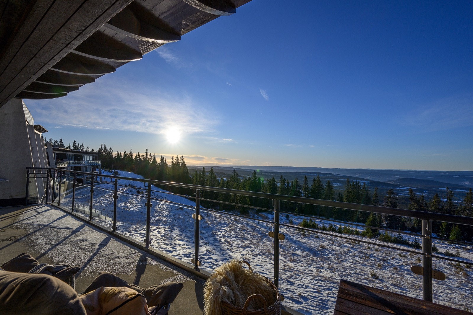 En elegant leilighet i 3. etasje med panoramautsikt og stor, solrik terrasse! Galleribilde