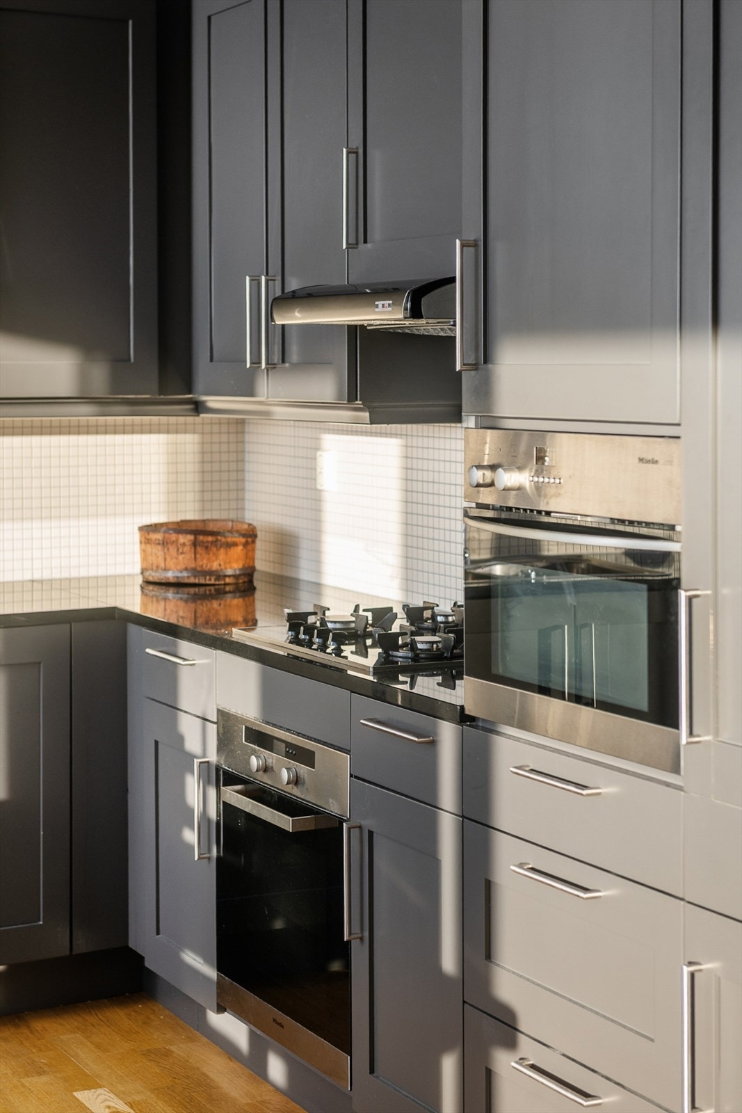 Rommet er utstyrt med kjøkkenventilator over komfyren og integrerte hvitevarer: gasskoketopp, komfyr, kombiovn med mikrobølgefunksjon, oppvaskmaskin samt kombiskap for kjøl/frys. Galleribilde