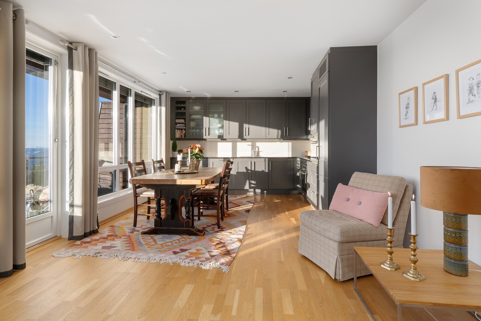 Kjøkkenet har original innredning fra byggeåret med laminerte skrog og profilerte fronter i heltre. Galleribilde