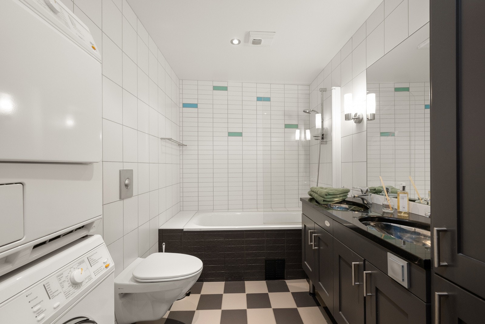 Leiligheten har to bad, begge helfliset med gulvvarme. Galleribilde