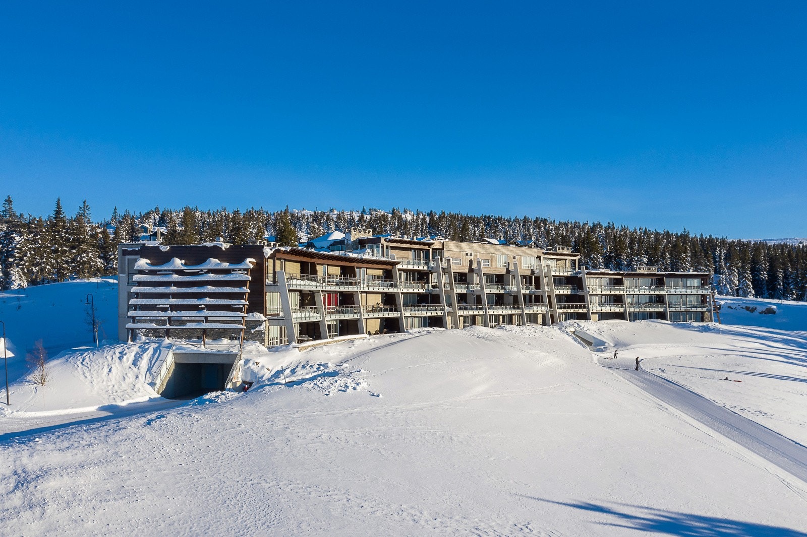 Eiendommen ligger på ett av Hafjells mest ettertraktede område, ca 900 m.o.h. med panoramautsikt over den vakre dalen og mot fjellheimen i horisonten. Galleribilde