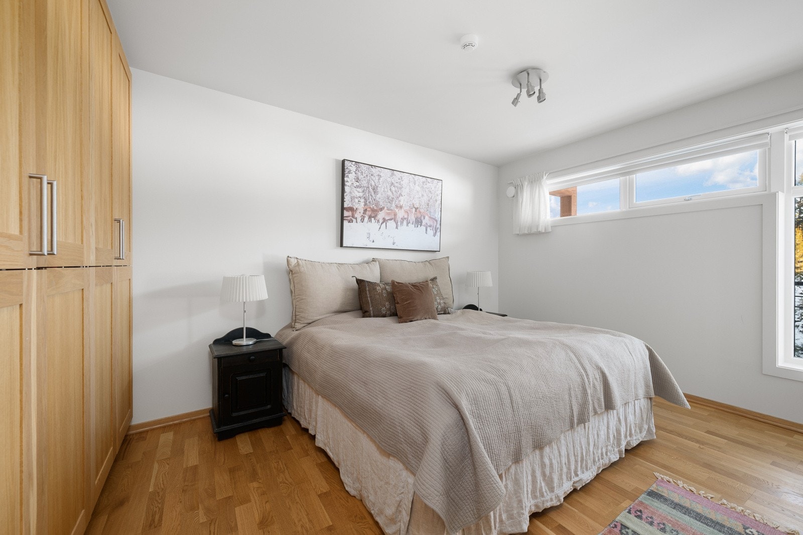 Leiligheten har tre soverom med lysmalte vegger og trestavs oljet eikeparkett på gulv. Hovedsoverommet er innredet med dobbeltseng og store garderobeskap. Galleribilde