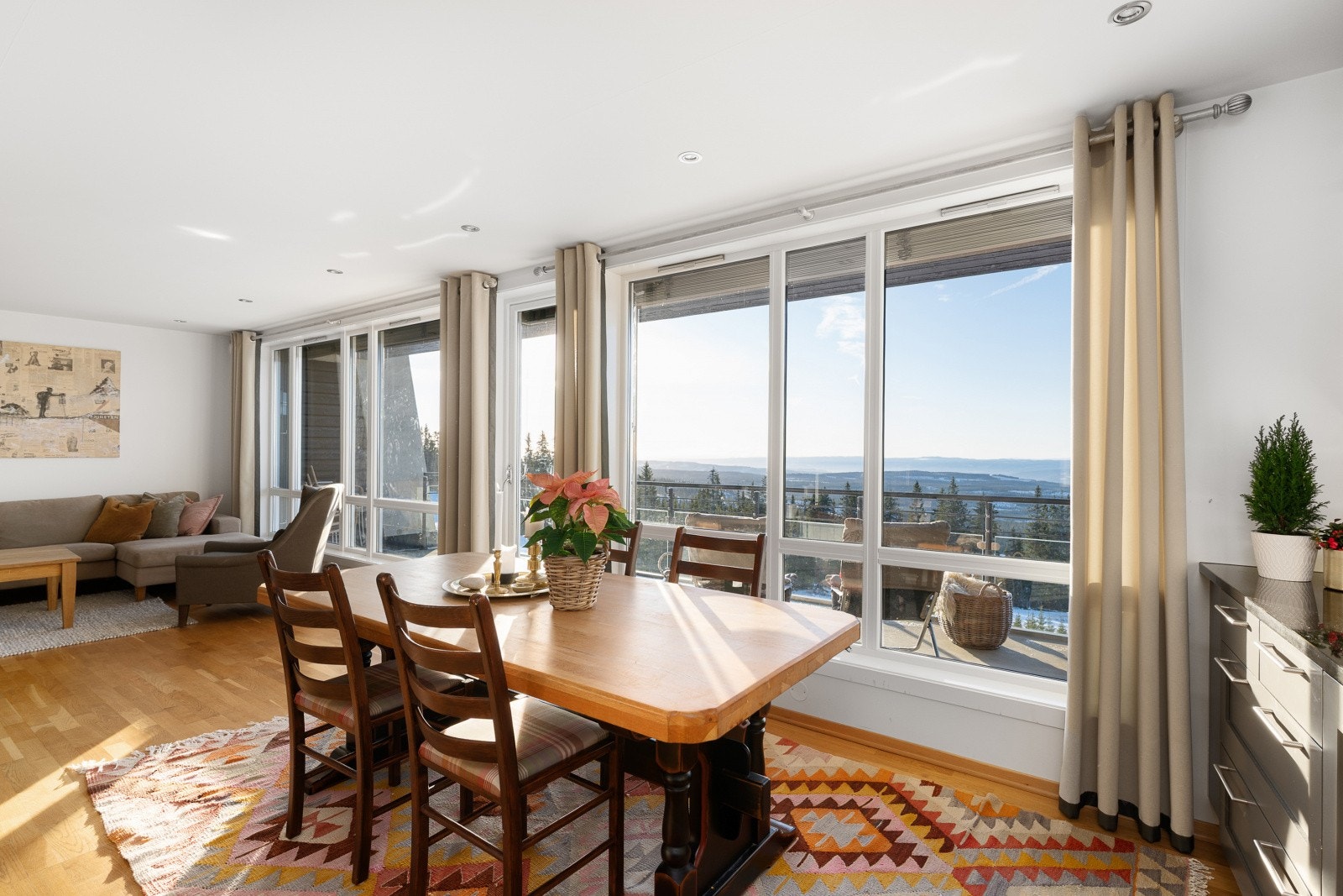 Utsikten er slående og det er utgang til terrasse for å nyte utsynet i friluft. Galleribilde