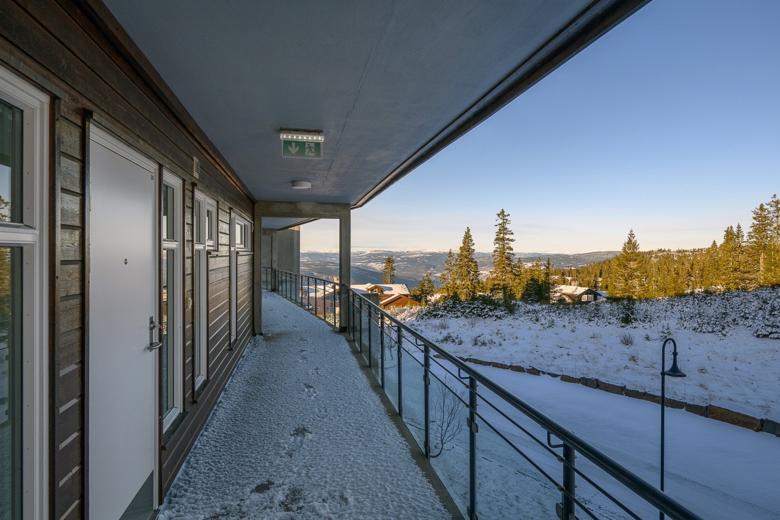 Eget overbygget inngangsparti på baksiden av bygget. Galleribilde