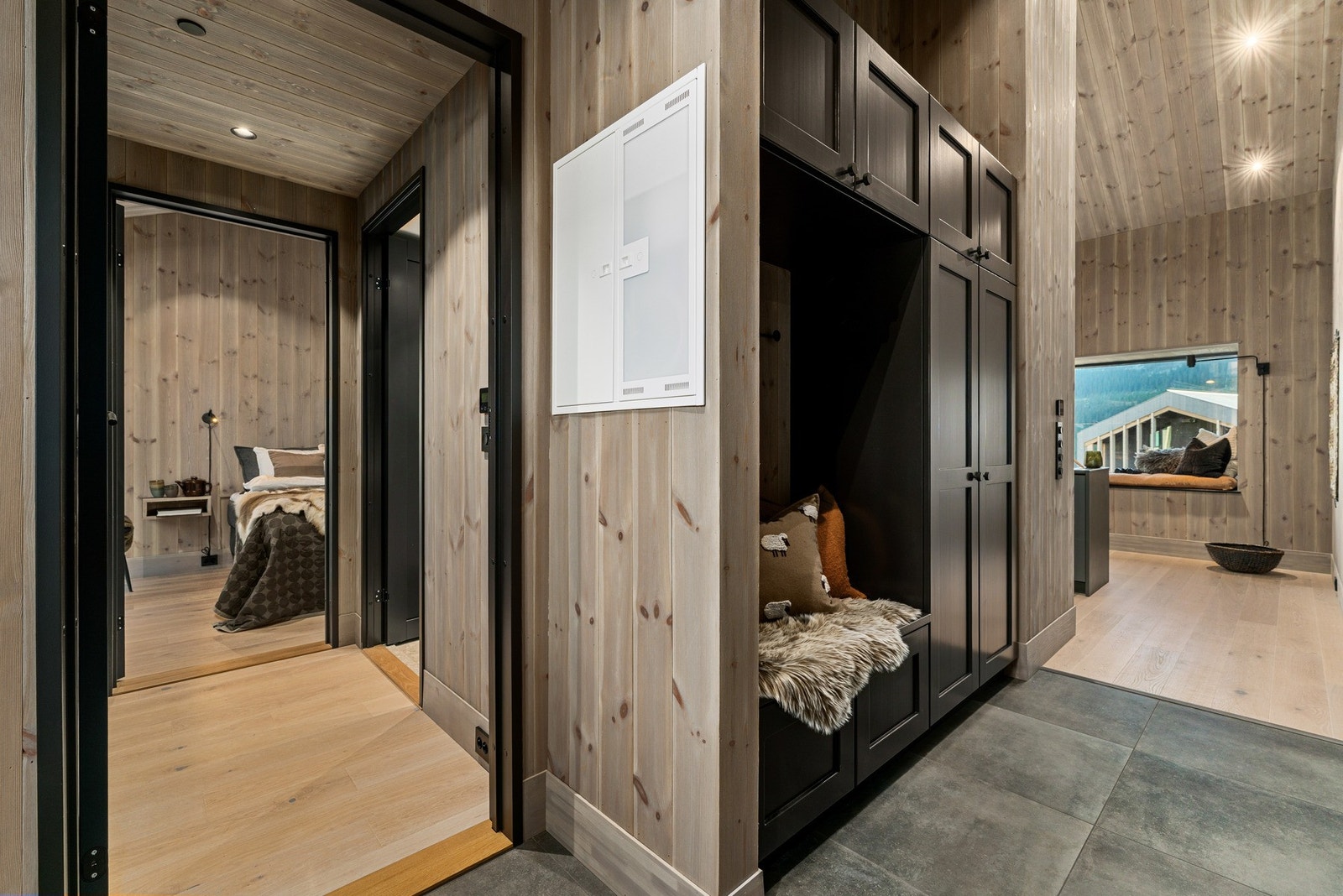 Entré med plassbygd garderobeløsning som gir rikelig med oppbevaring. Galleribilde