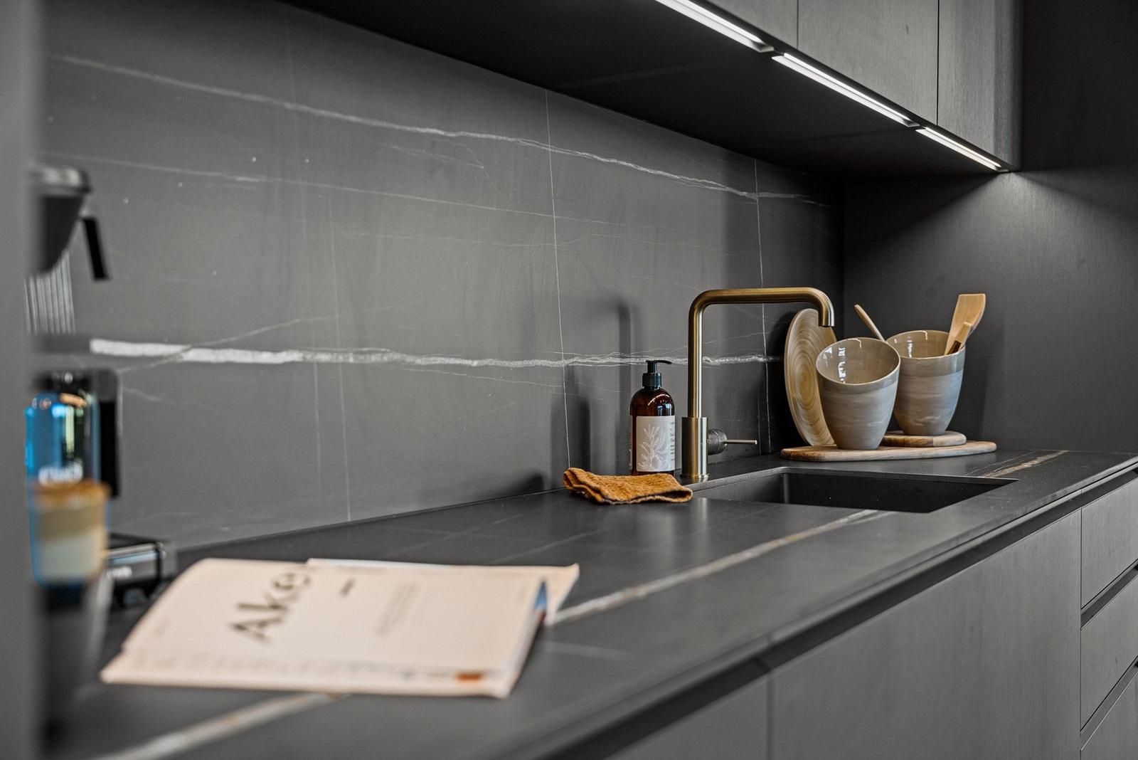 Benkeplate i stein. Galleribilde